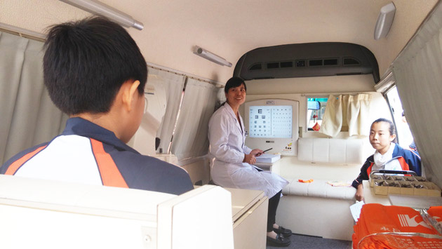 永昌眼镜移动验光车为学生服务